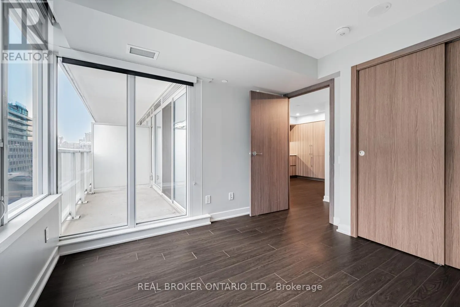 816 - 19 BATHURST STREET