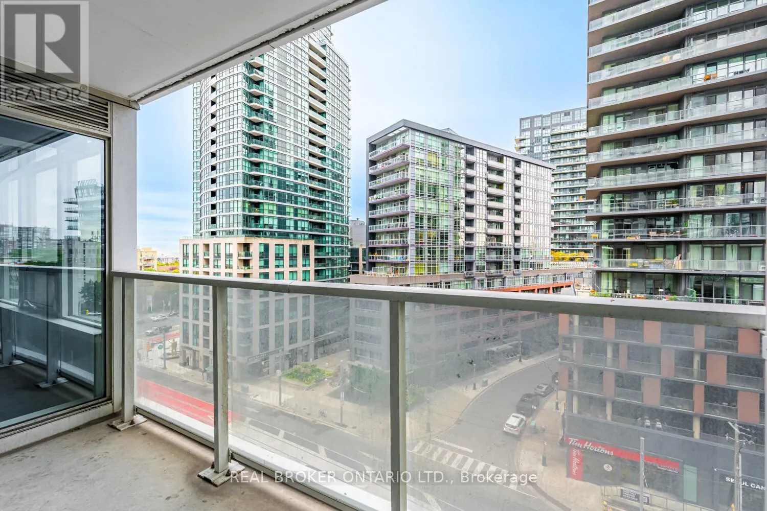 816 - 19 BATHURST STREET
