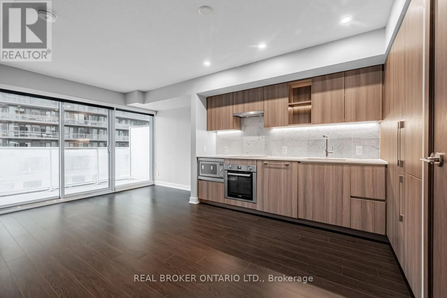 816 - 19 BATHURST STREET