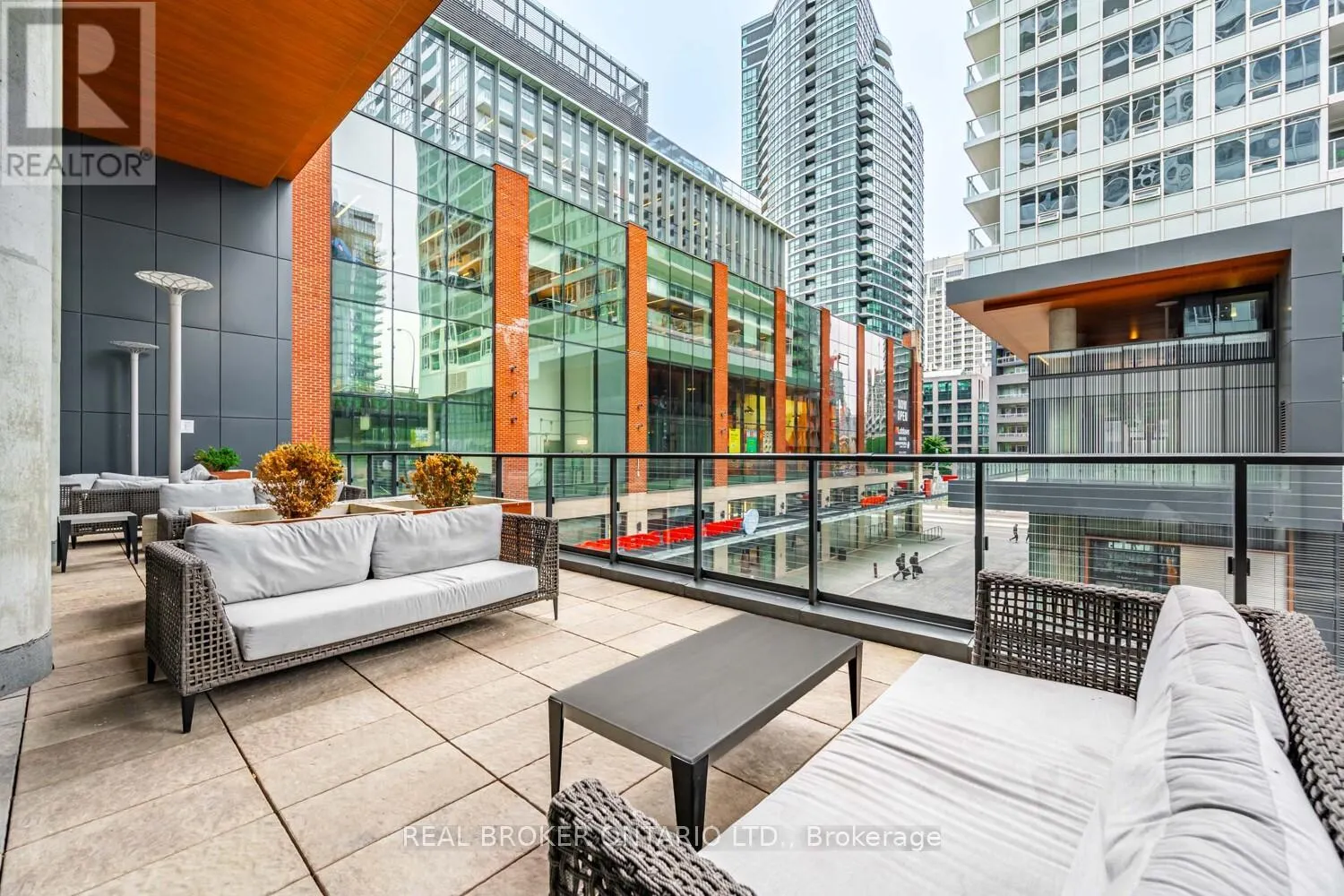 816 - 19 BATHURST STREET