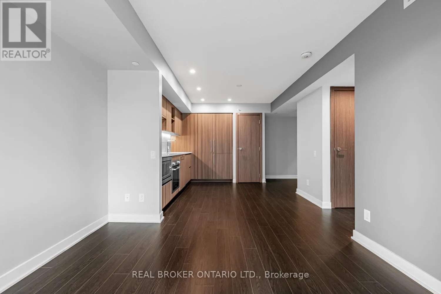 816 - 19 BATHURST STREET