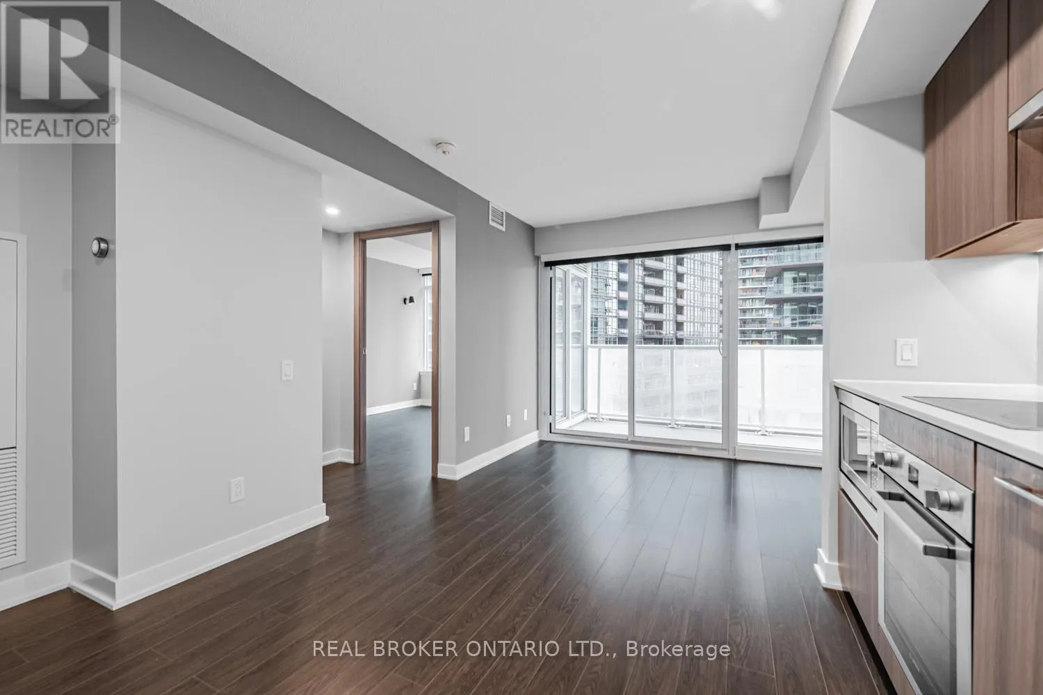 816 - 19 BATHURST STREET