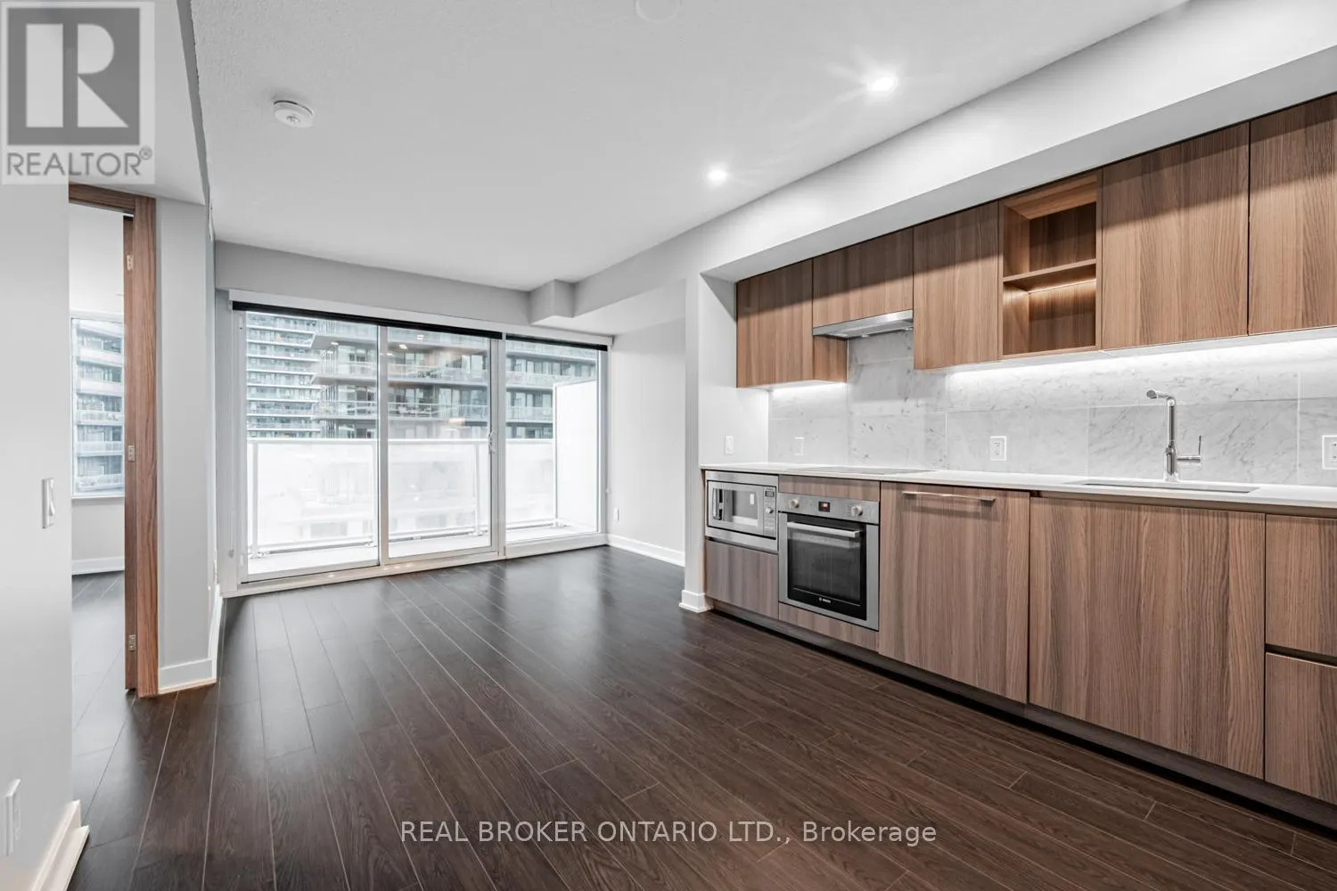 816 - 19 BATHURST STREET