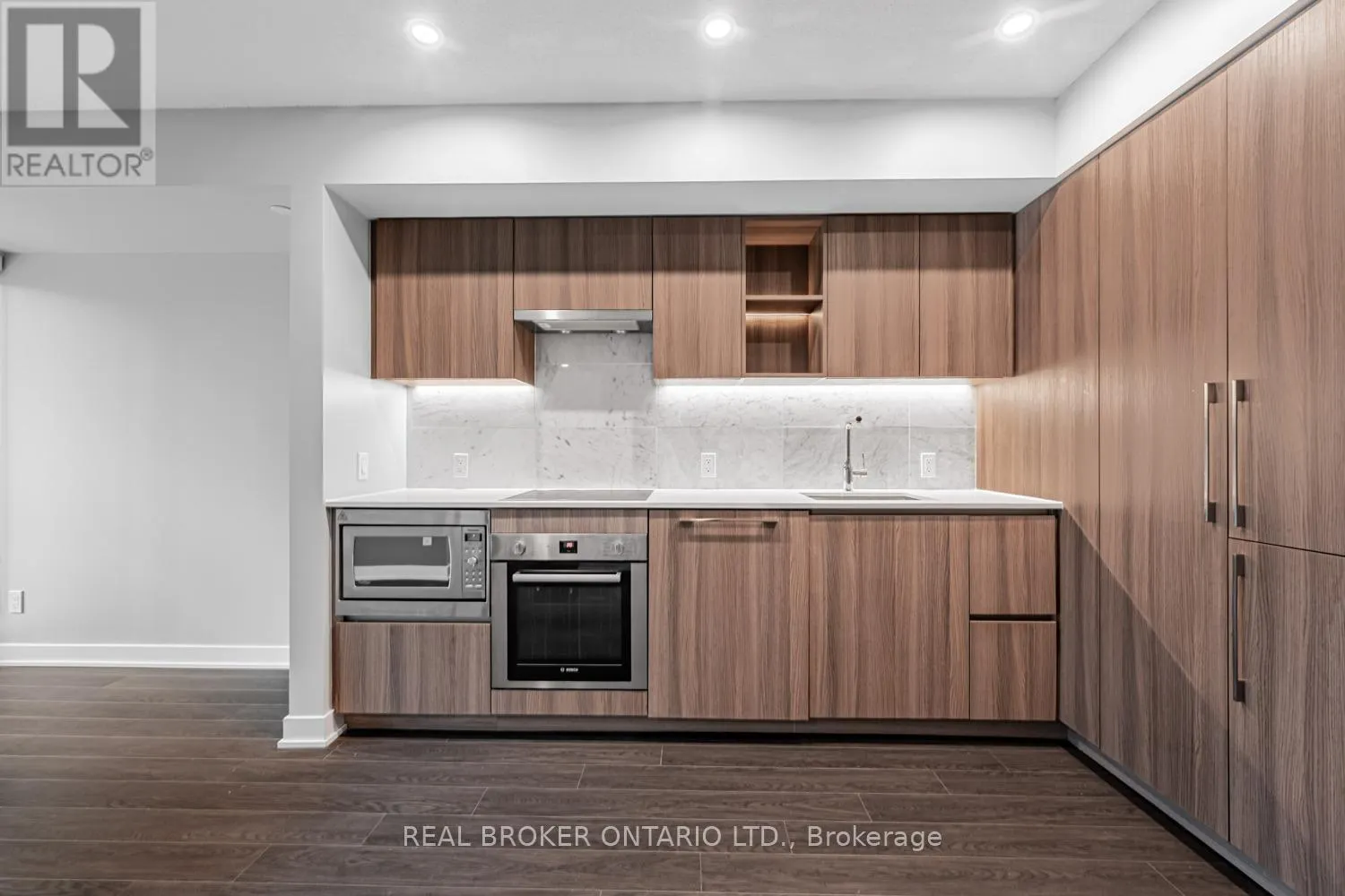 816 - 19 BATHURST STREET