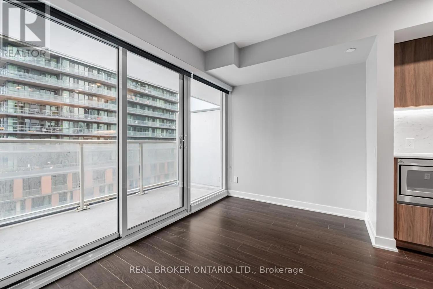 816 - 19 BATHURST STREET