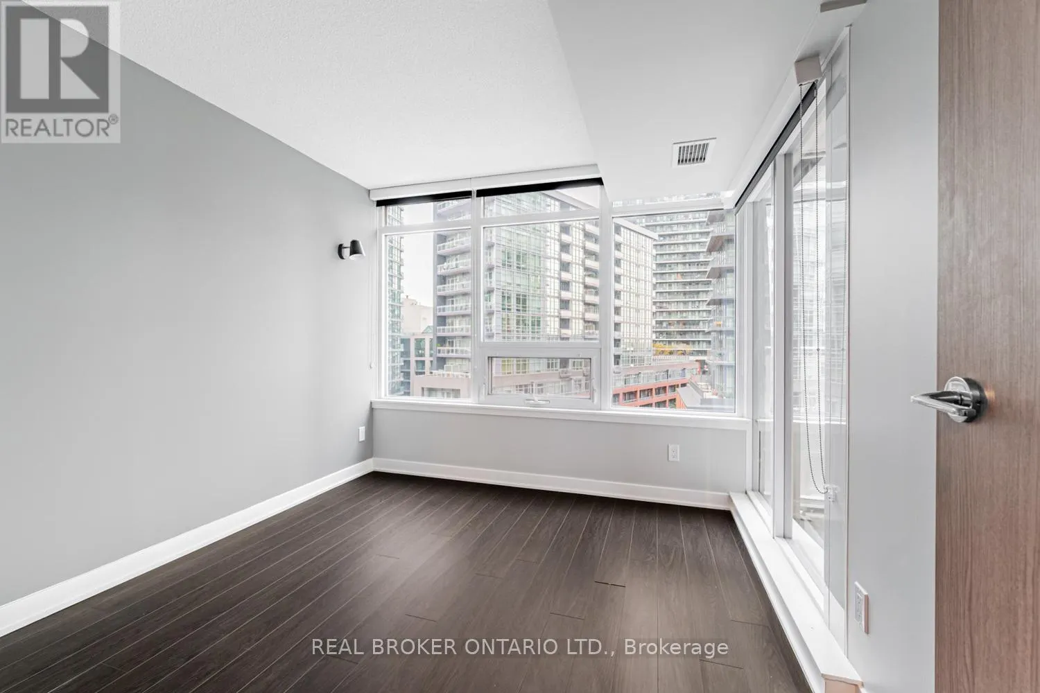 816 - 19 BATHURST STREET