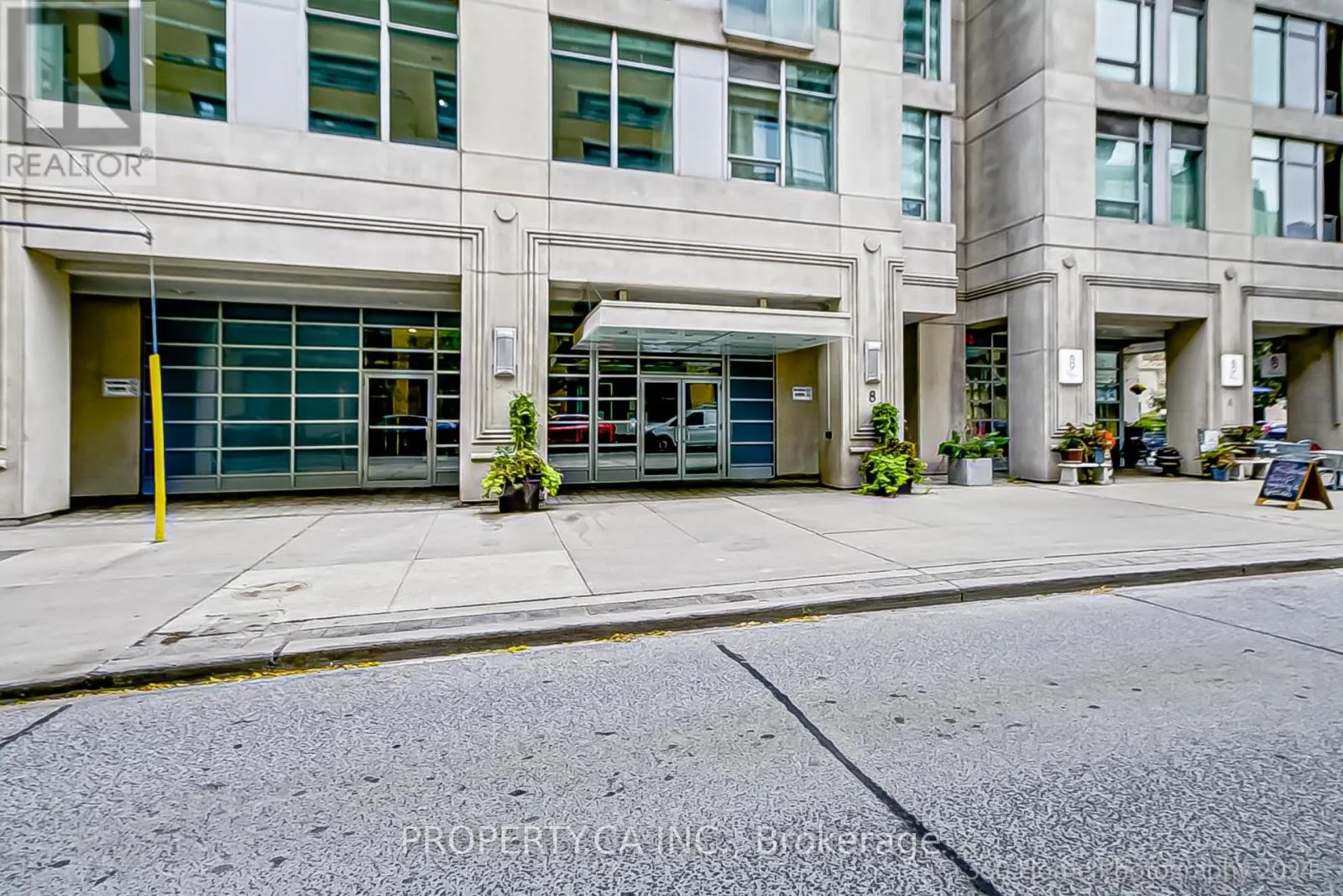 702 - 8 SCOLLARD STREET