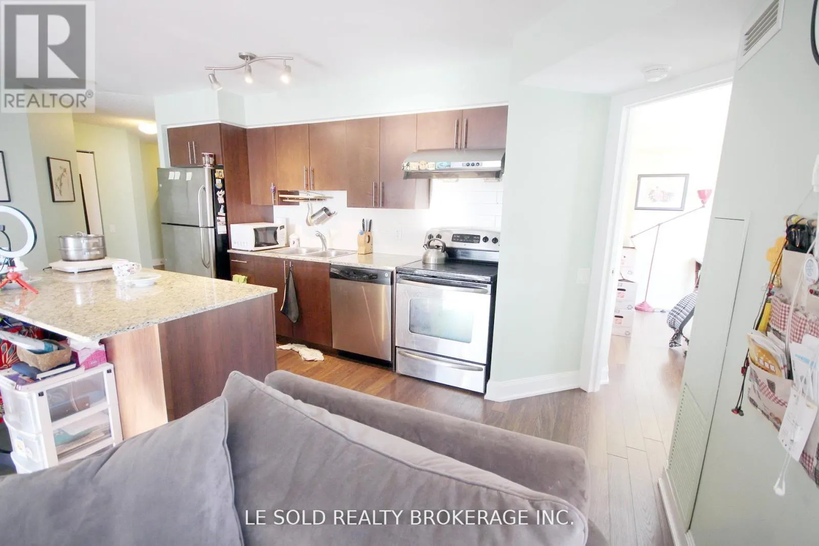 1502 RM - 2191 YONGE STREET