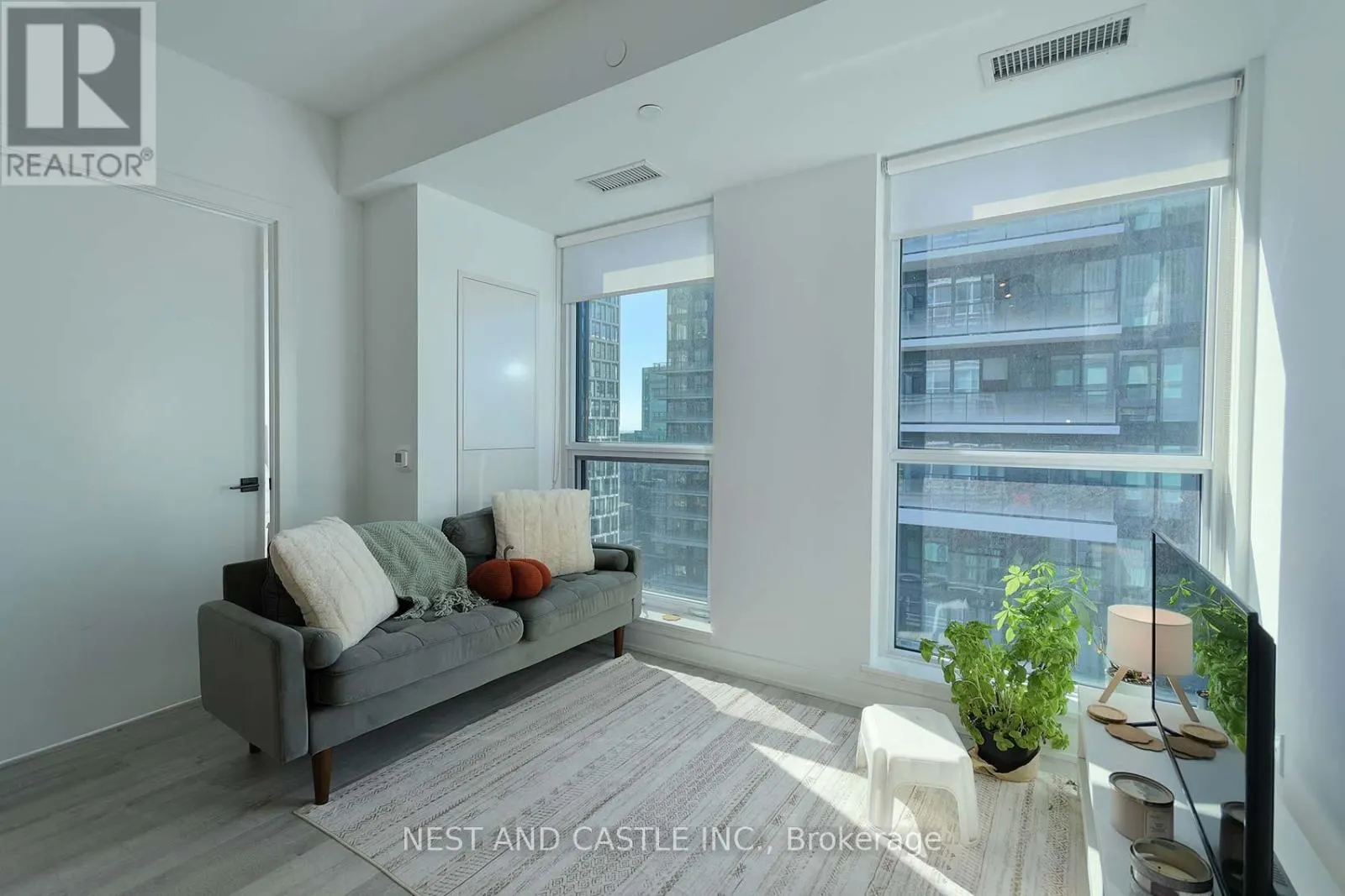 4104 - 327 KING STREET W