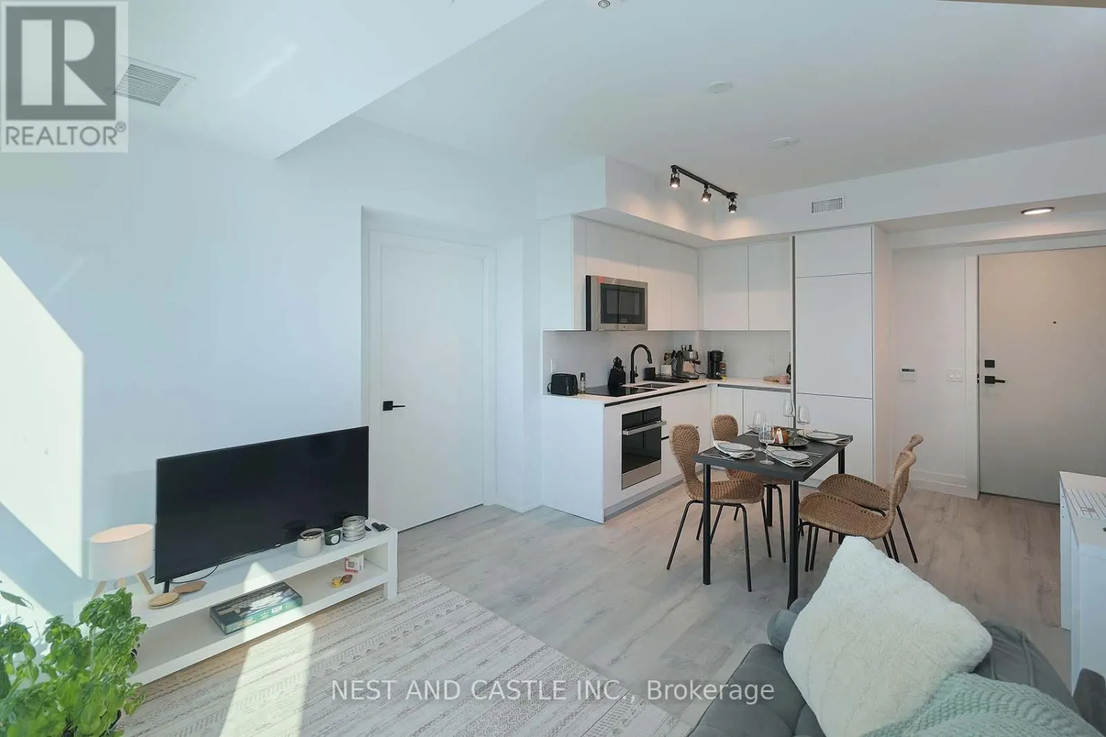 4104 - 327 KING STREET W