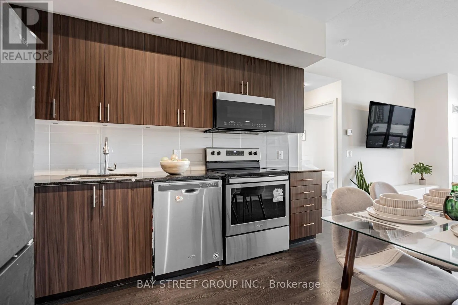 317 - 591 SHEPPARD AVENUE E