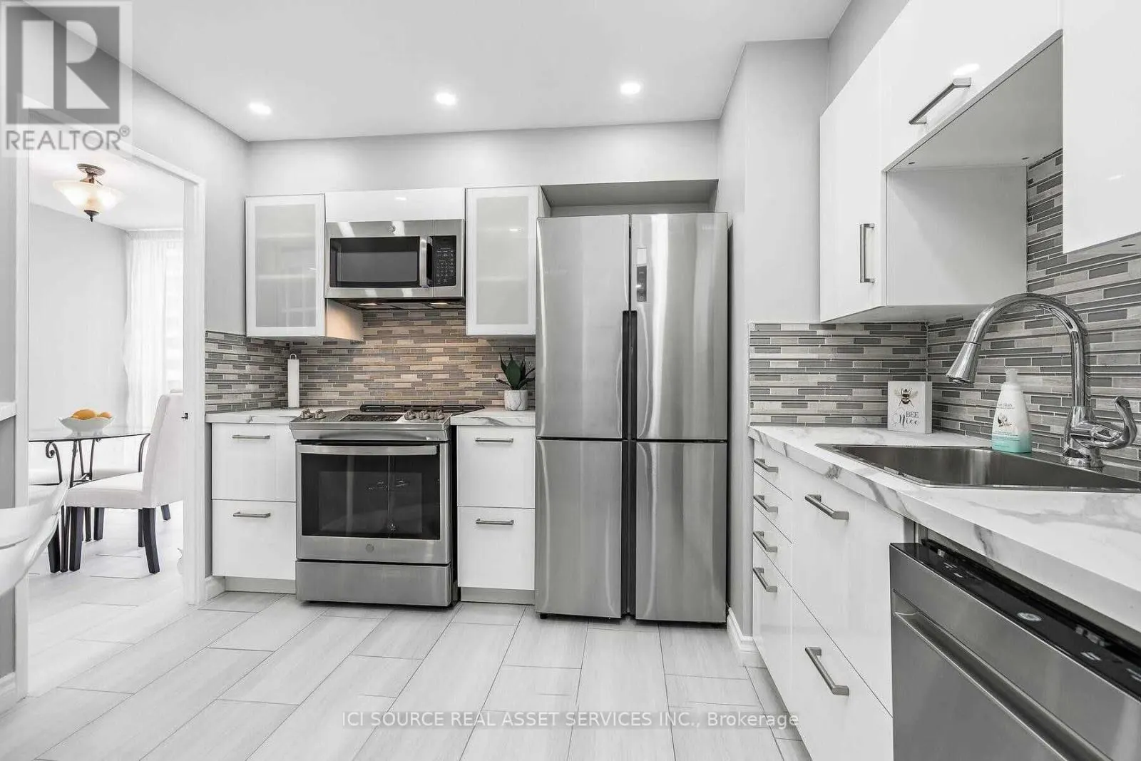 1102 - 5795 YONGE STREET