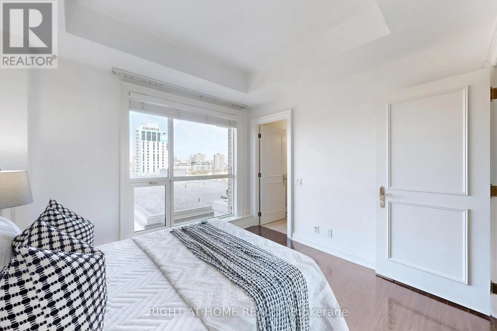 1201 - 38 AVENUE ROAD