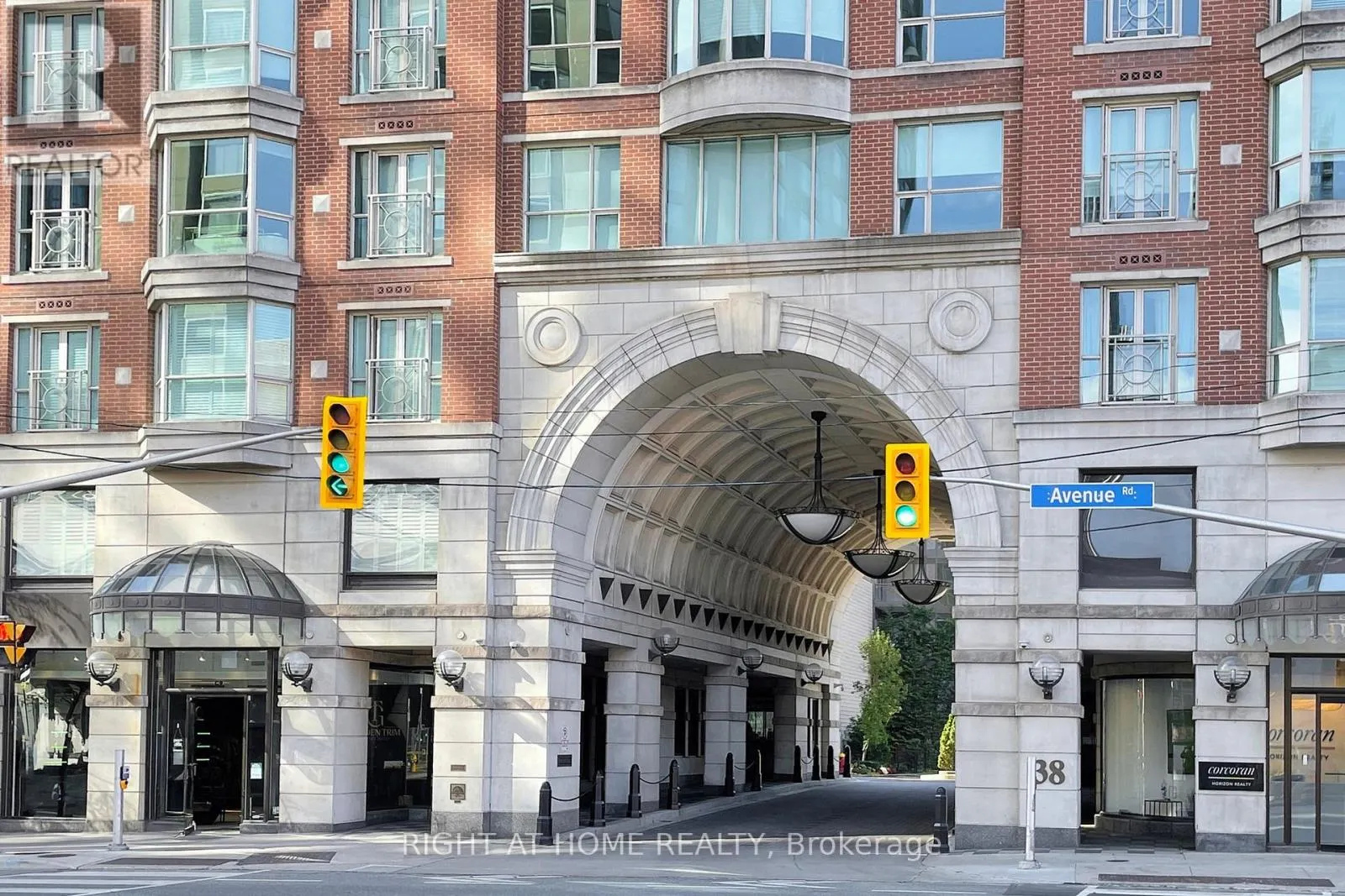 1201 - 38 AVENUE ROAD