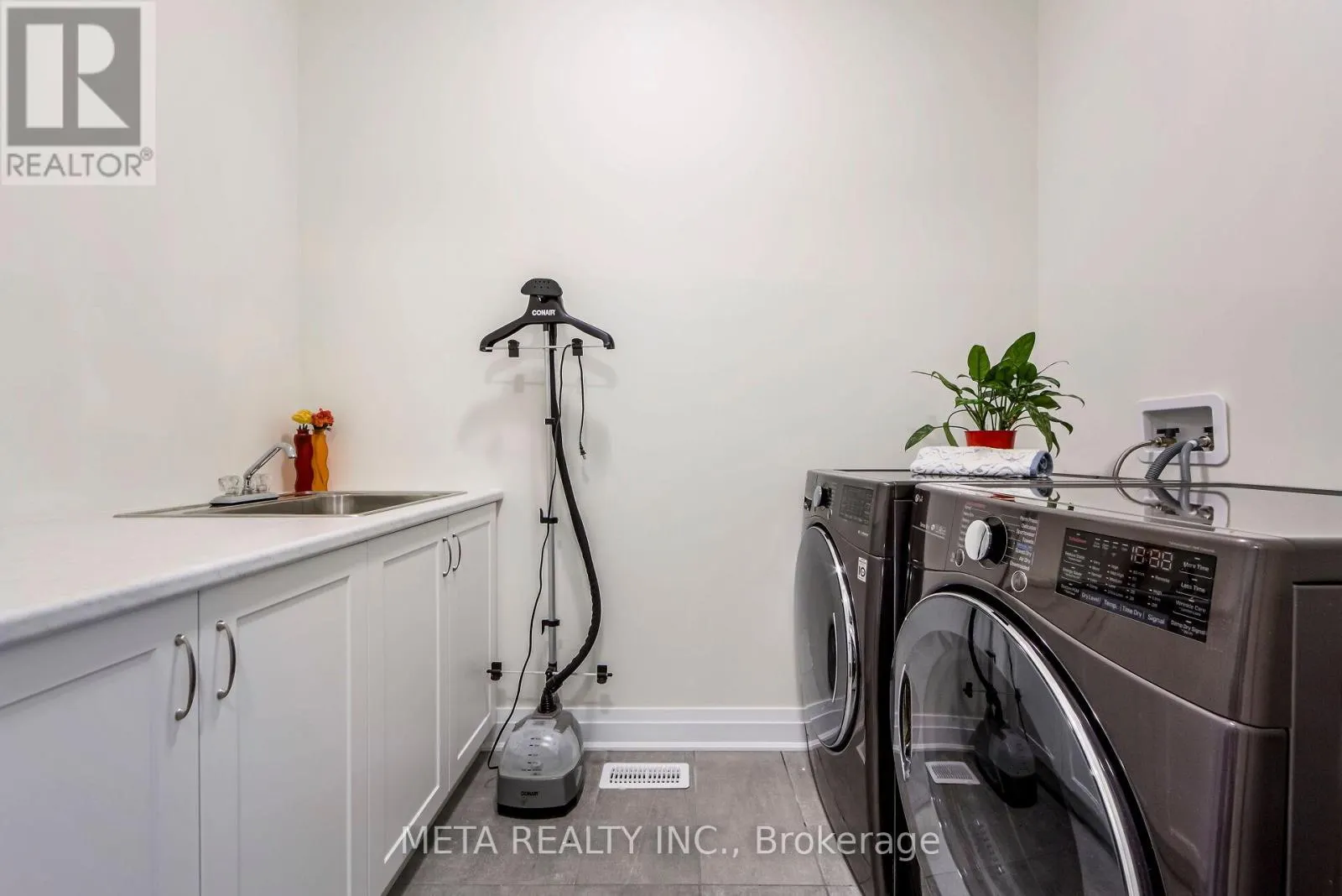 23 HOLLYHOCK COURT