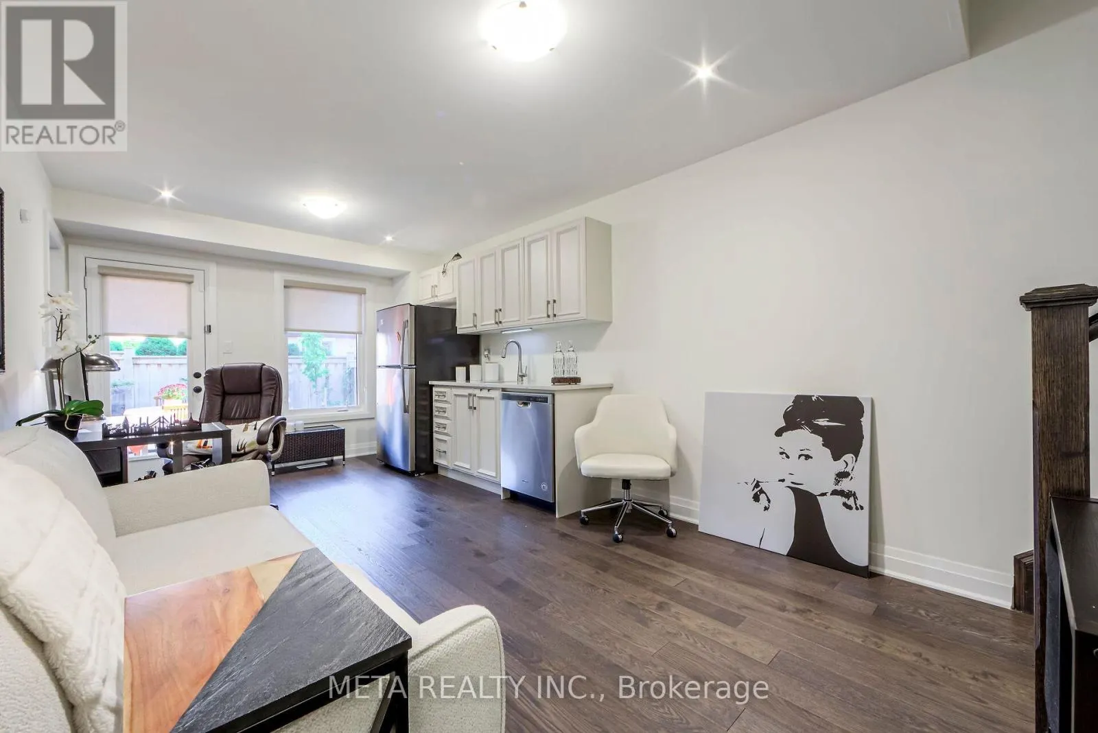 23 HOLLYHOCK COURT