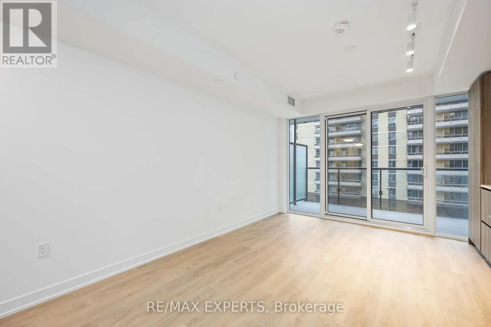 502 - 127 BROADWAY AVENUE
