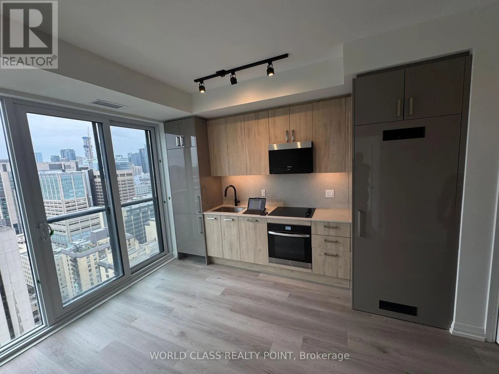 2612 - 280 DUNDAS STREET W