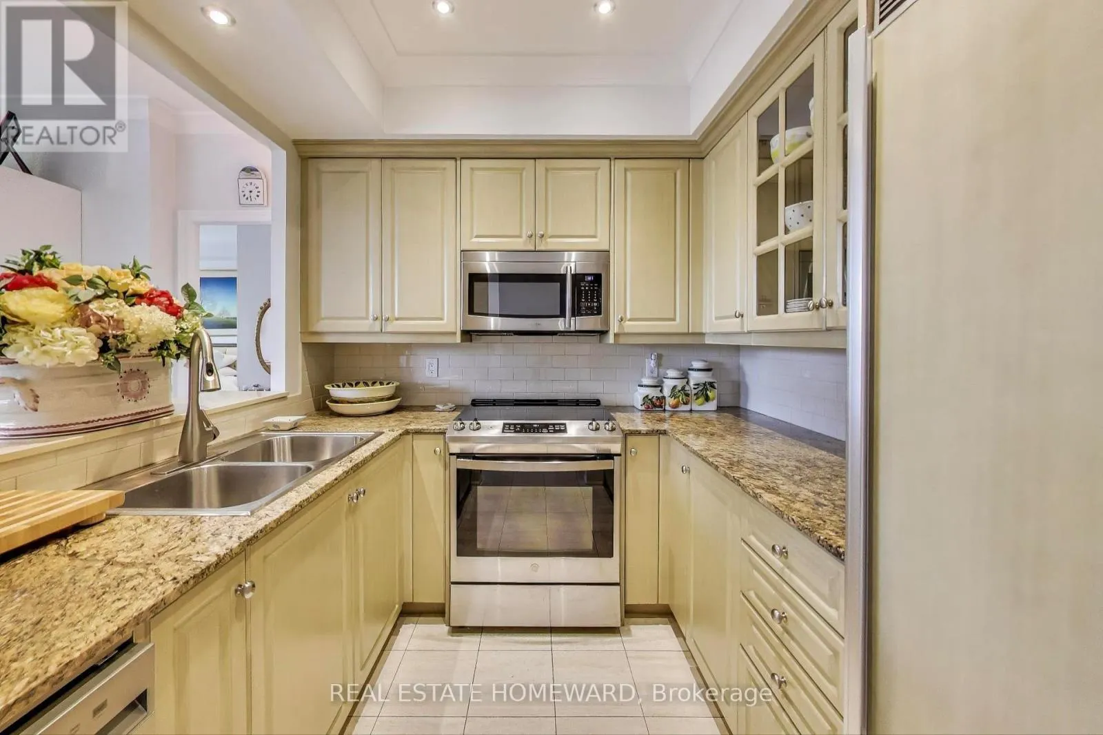 403 - 2 ROXBOROUGH STREET E