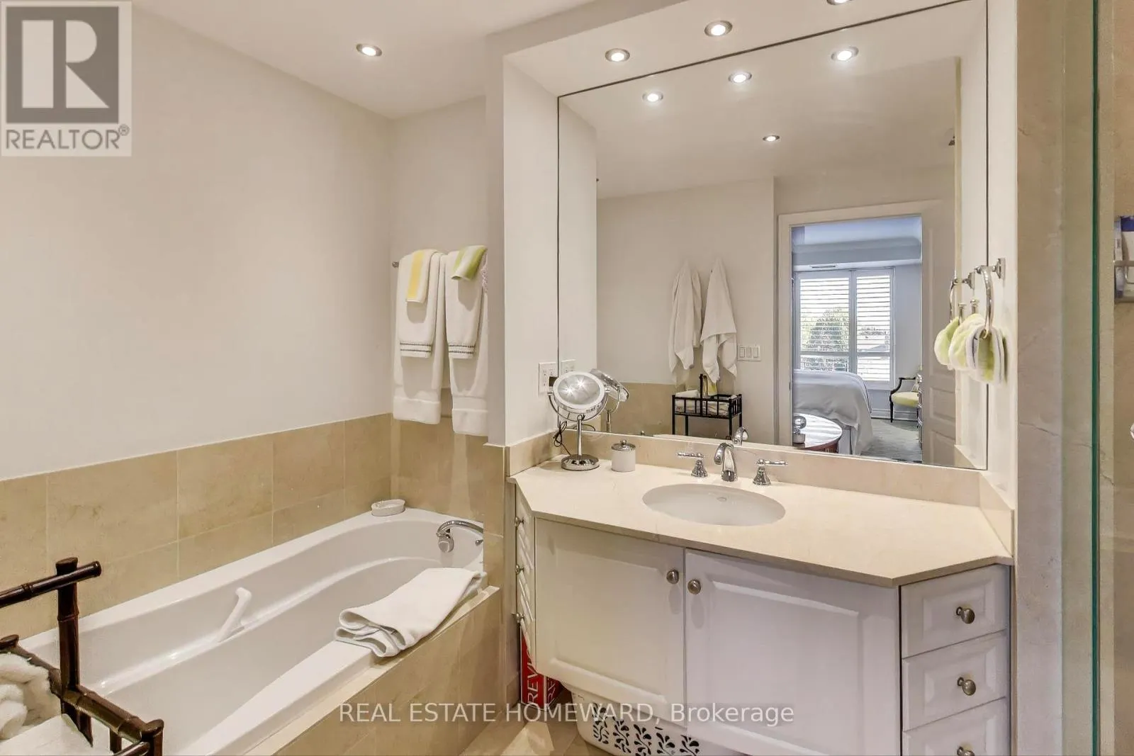 403 - 2 ROXBOROUGH STREET E