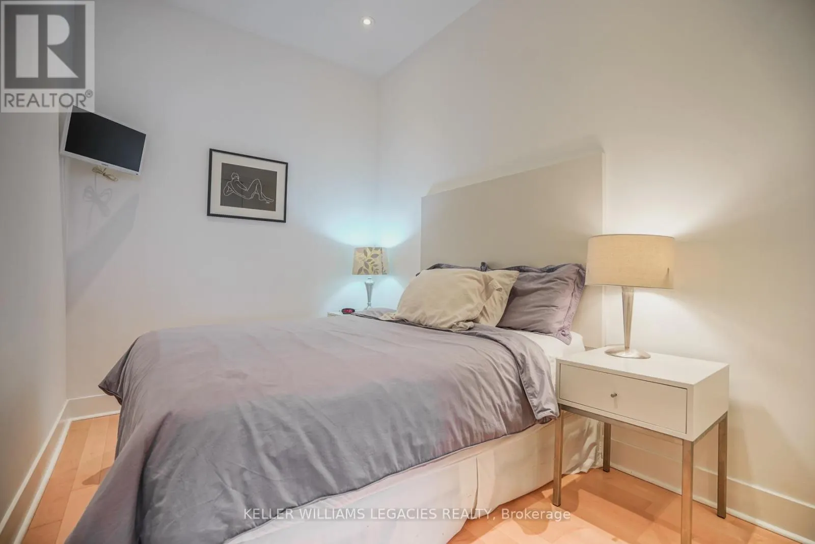 302 - 562 EGLINTON AVENUE E