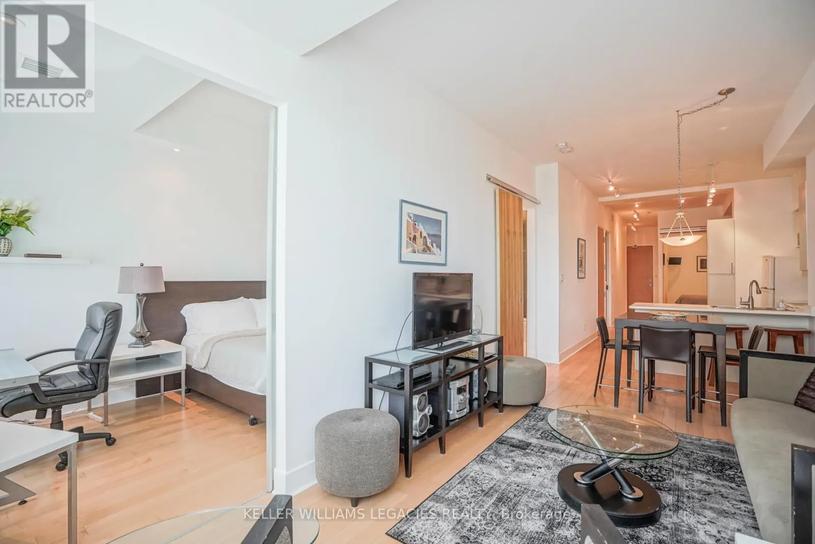 302 - 562 EGLINTON AVENUE E
