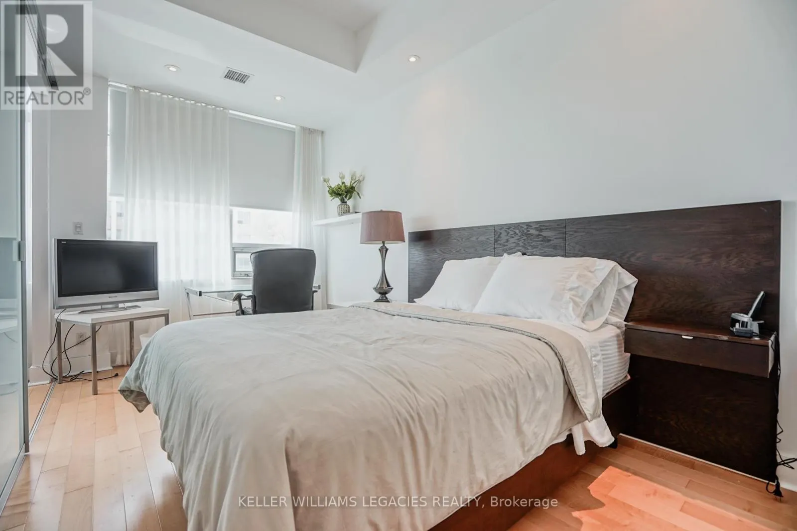 302 - 562 EGLINTON AVENUE E