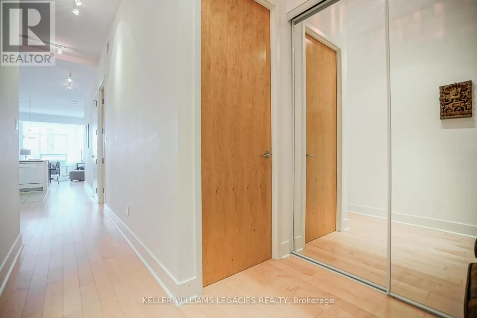 302 - 562 EGLINTON AVENUE E