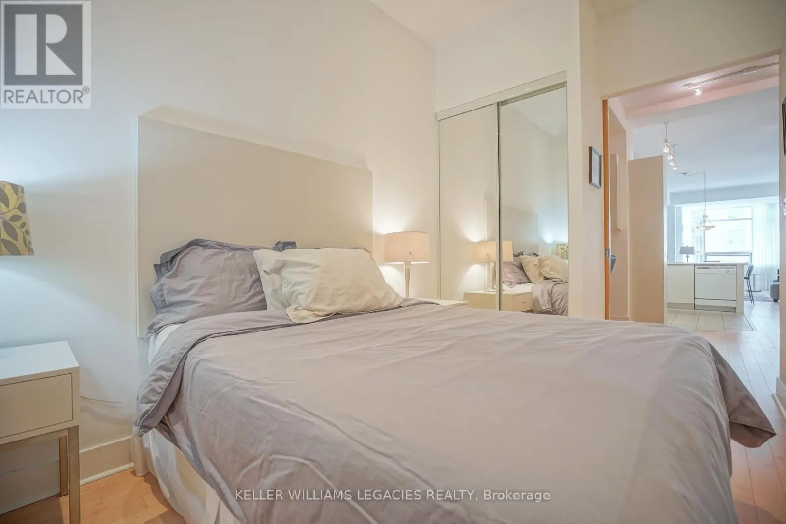 302 - 562 EGLINTON AVENUE E