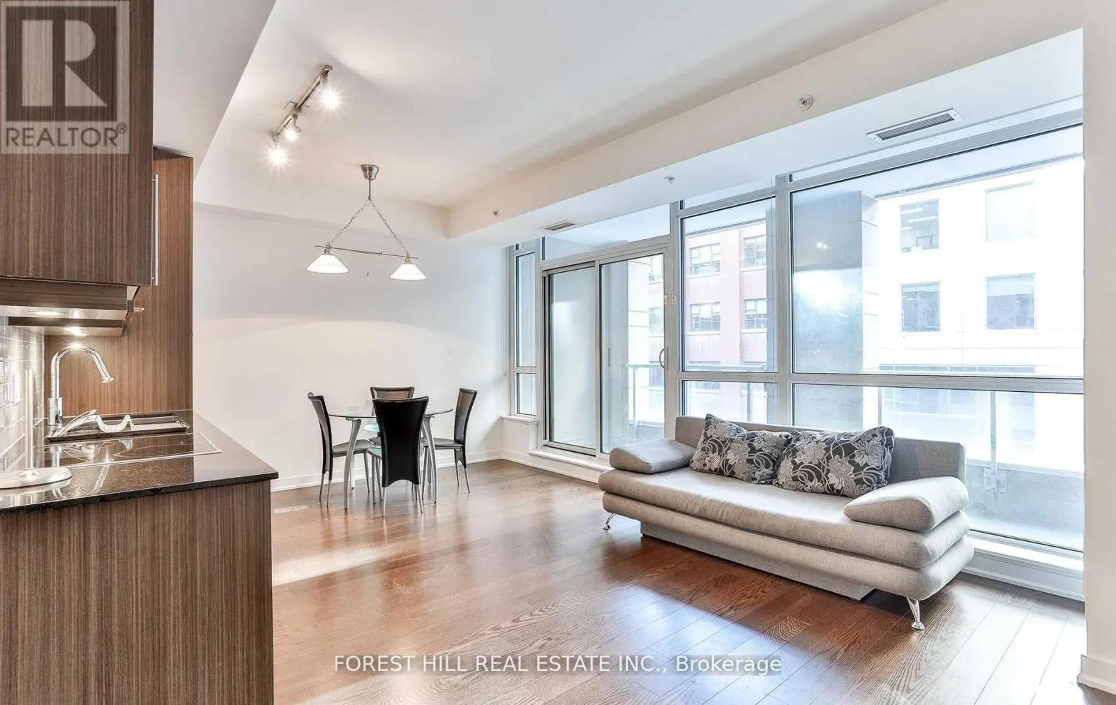 318 - 199 RICHMOND STREET W
