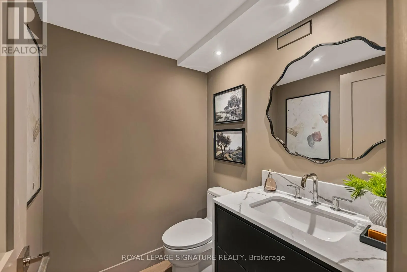 405 - 3900 YONGE STREET