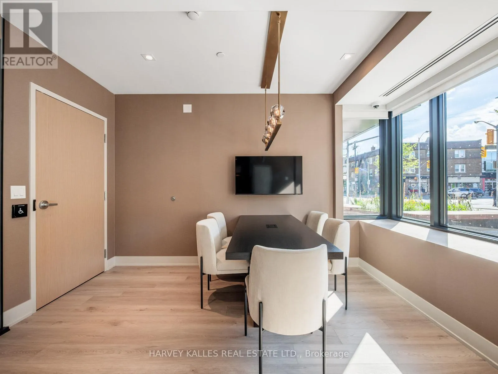 PH1 - 8 MANOR ROAD W