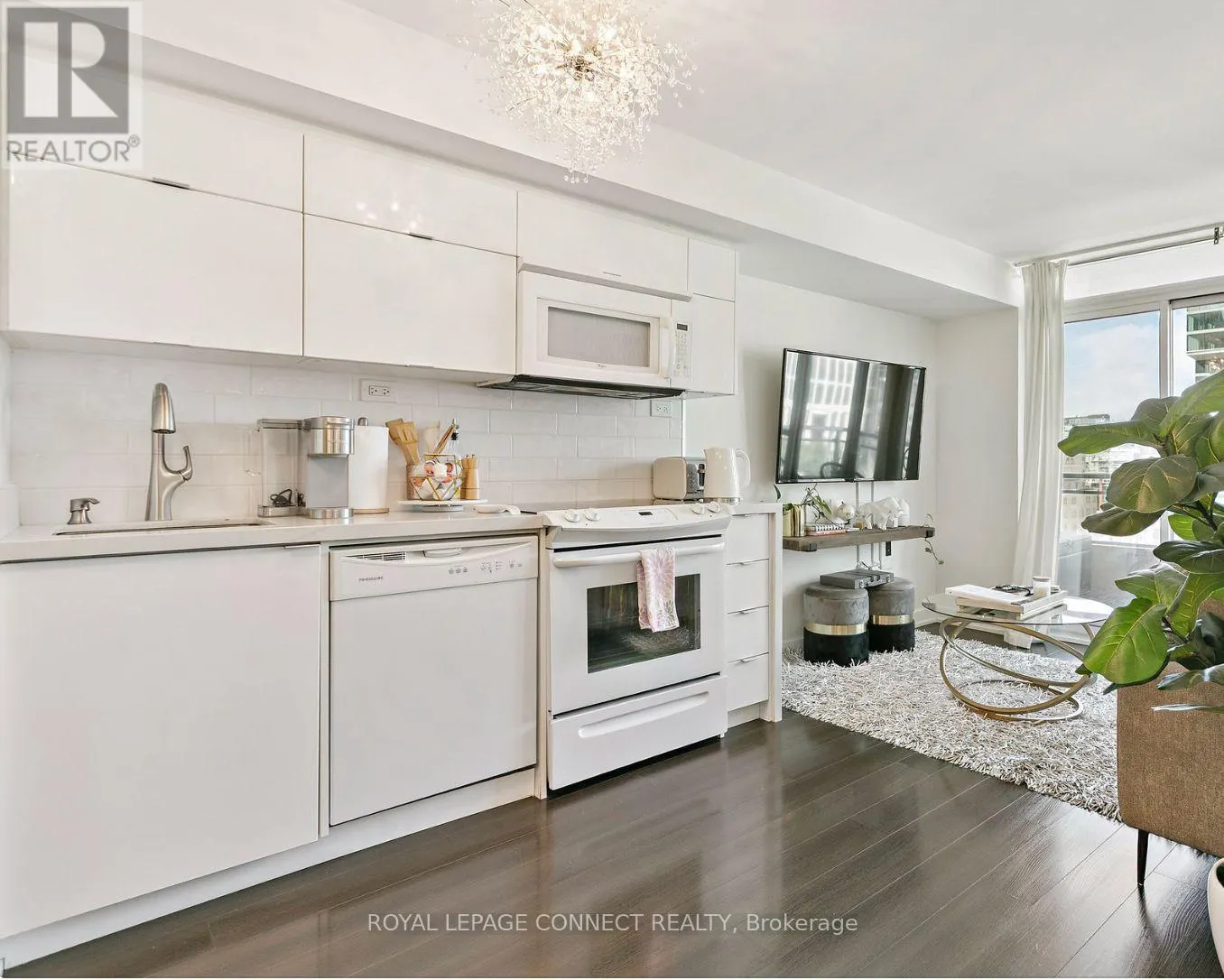 921 - 151 DAN LECKIE WAY