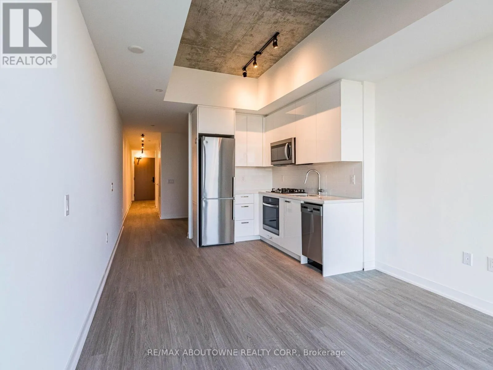 703 - 195 MCCAUL STREET