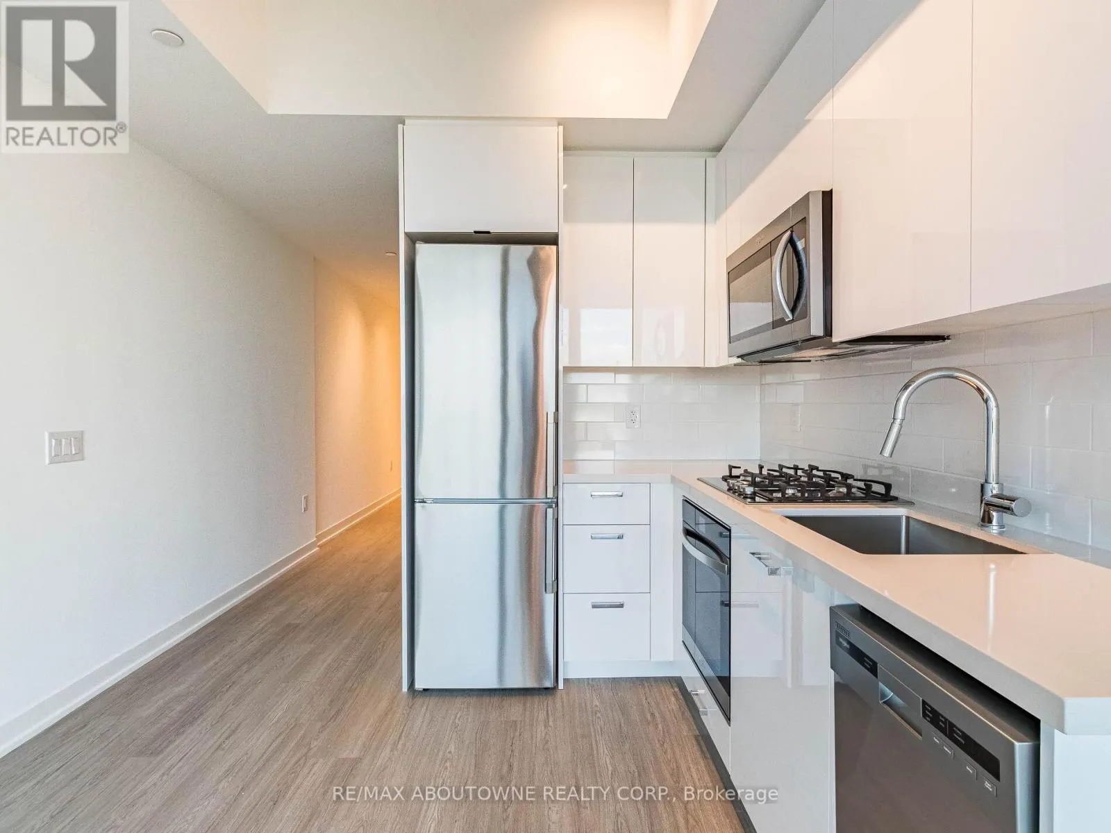 703 - 195 MCCAUL STREET