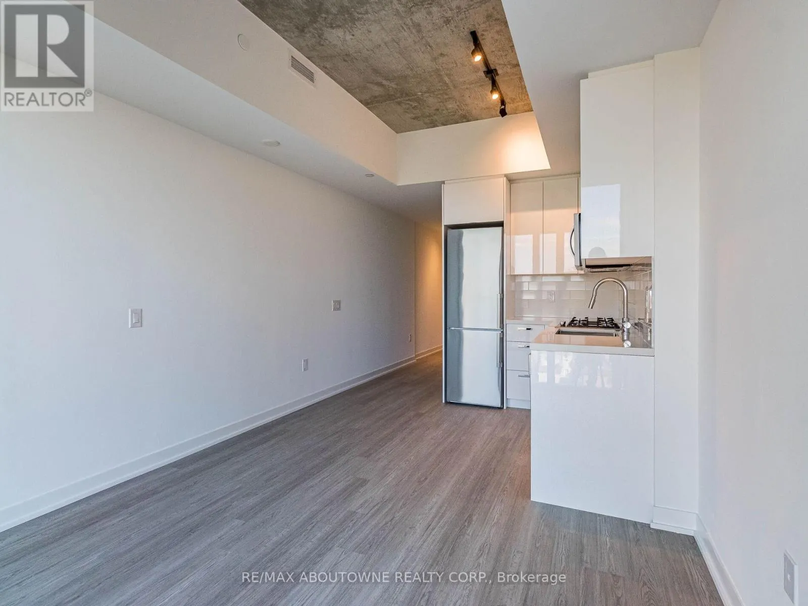 703 - 195 MCCAUL STREET
