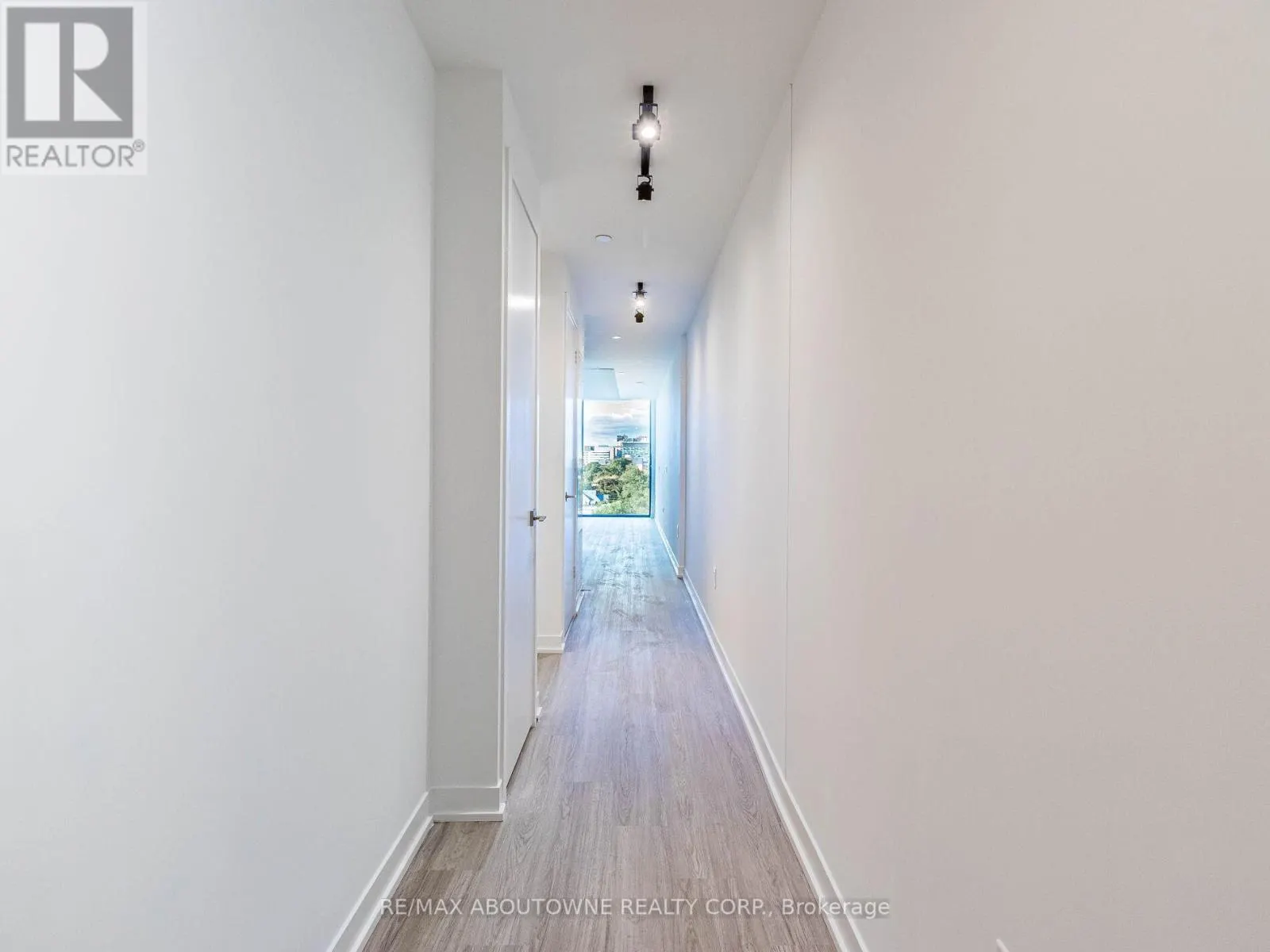 703 - 195 MCCAUL STREET
