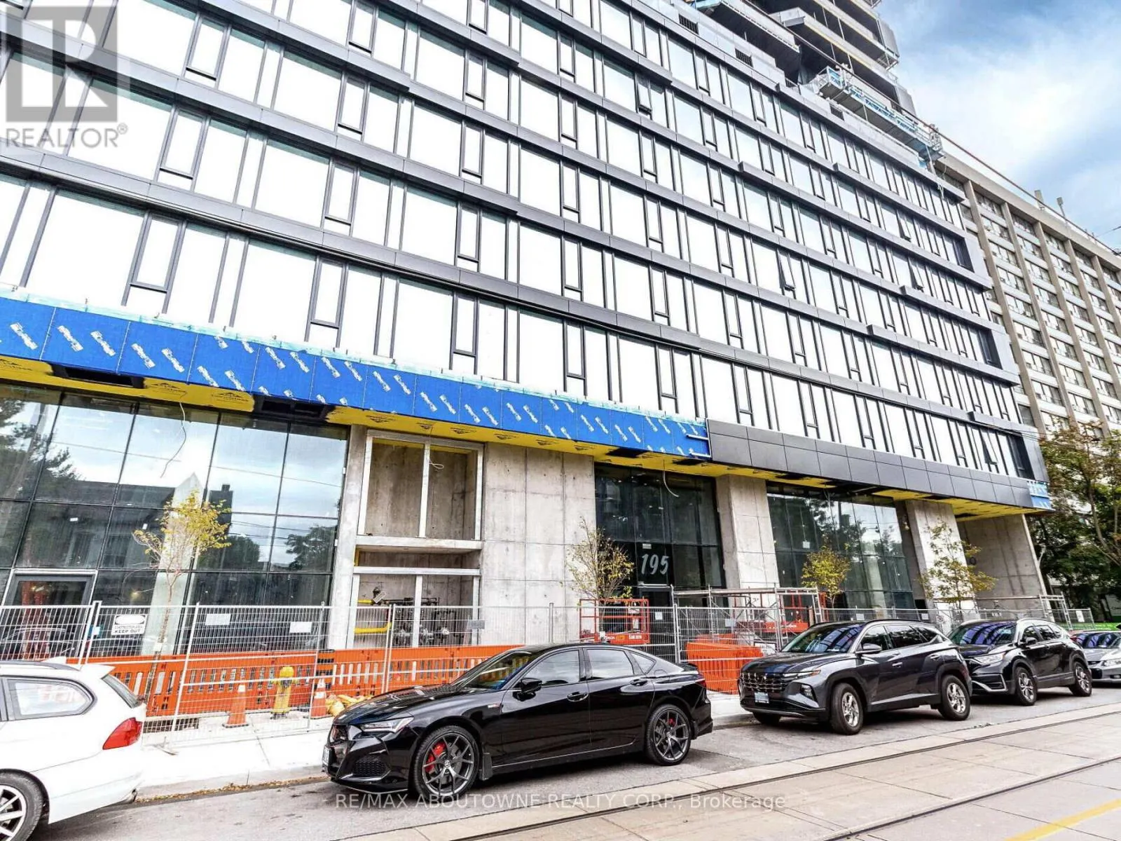 703 - 195 MCCAUL STREET