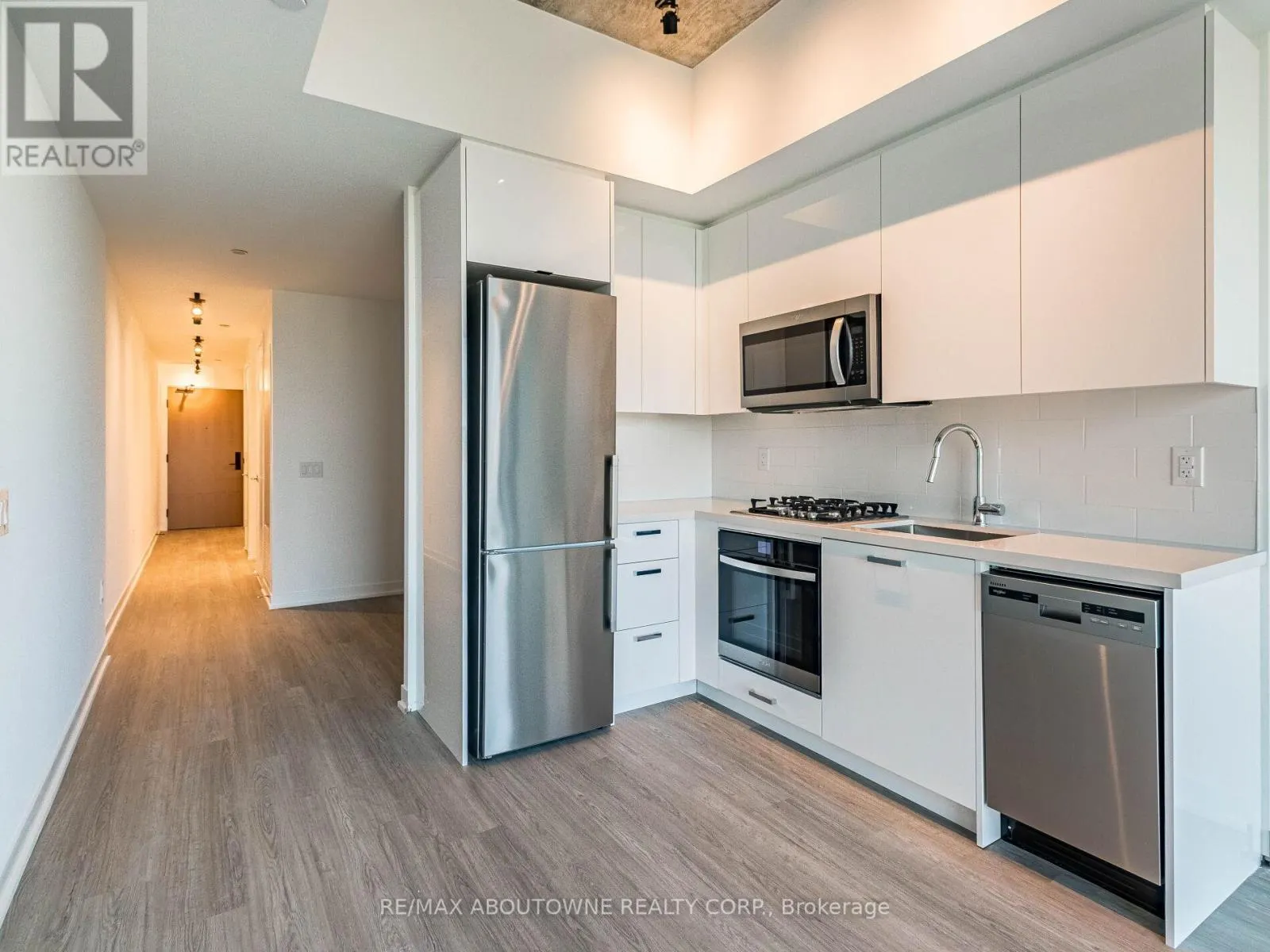 703 - 195 MCCAUL STREET