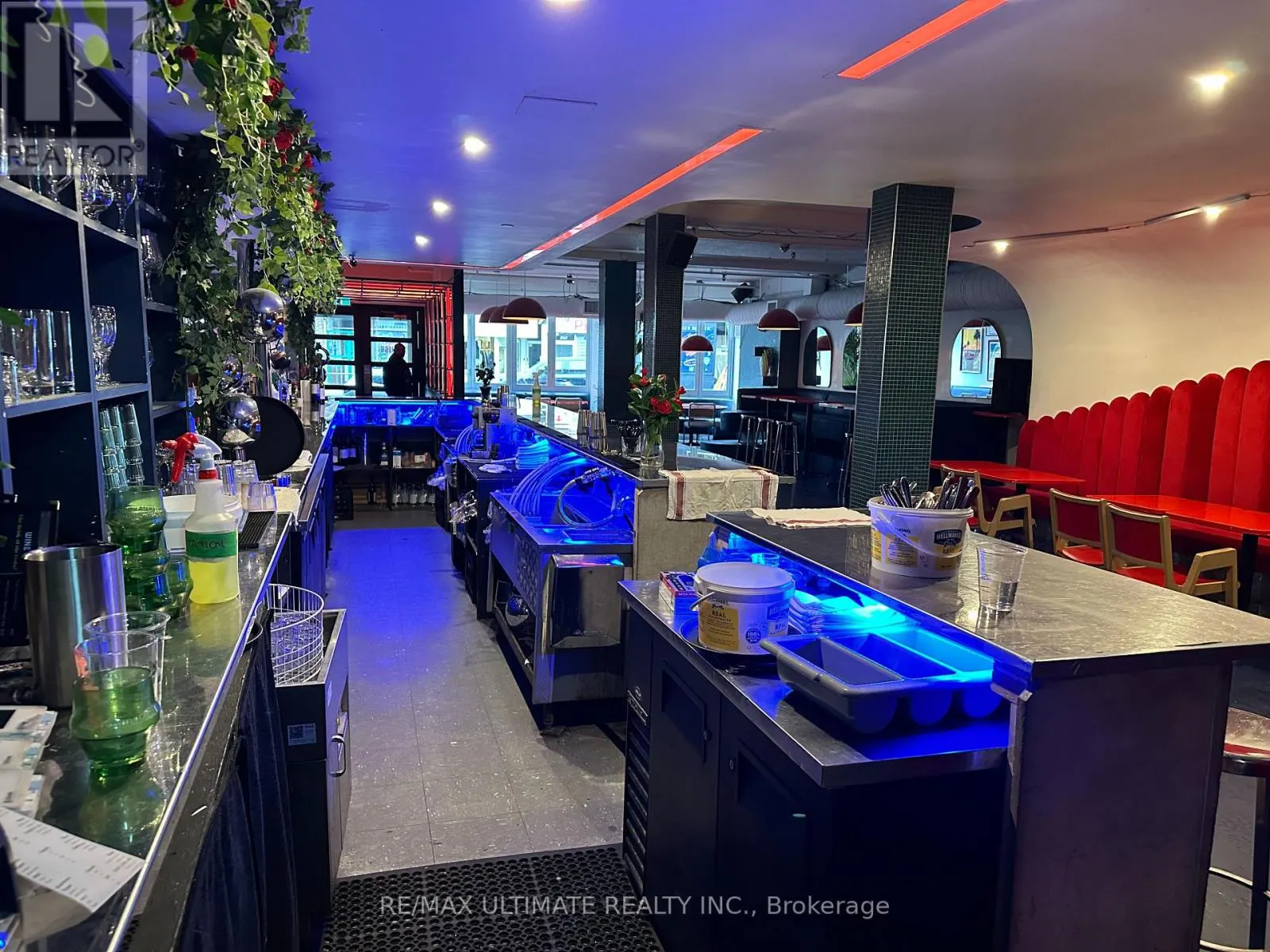 1166 DUNDAS STREET W
