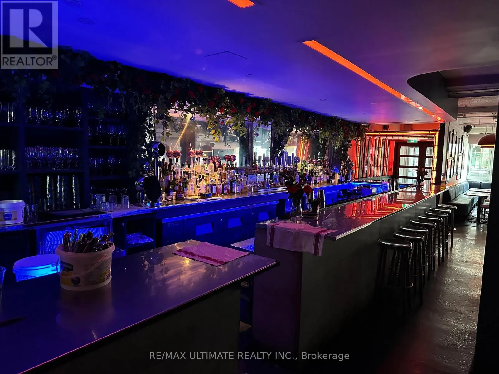 1166 DUNDAS STREET W