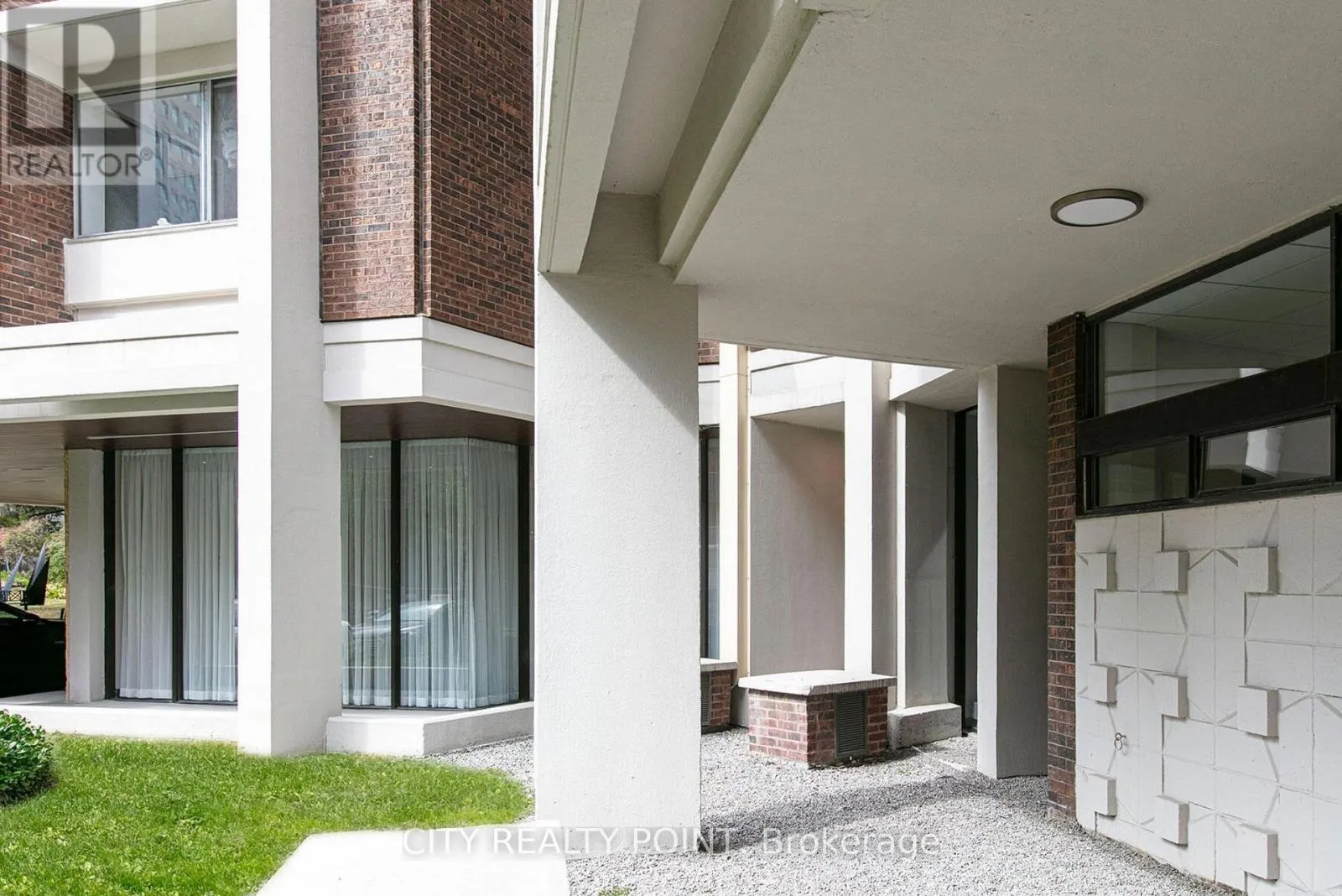 303 - 9 DEER PARK CRESCENT