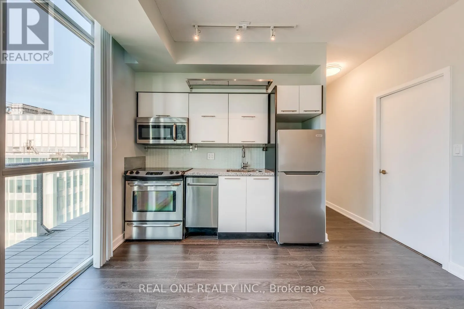 2007 - 126 SIMCOE STREET