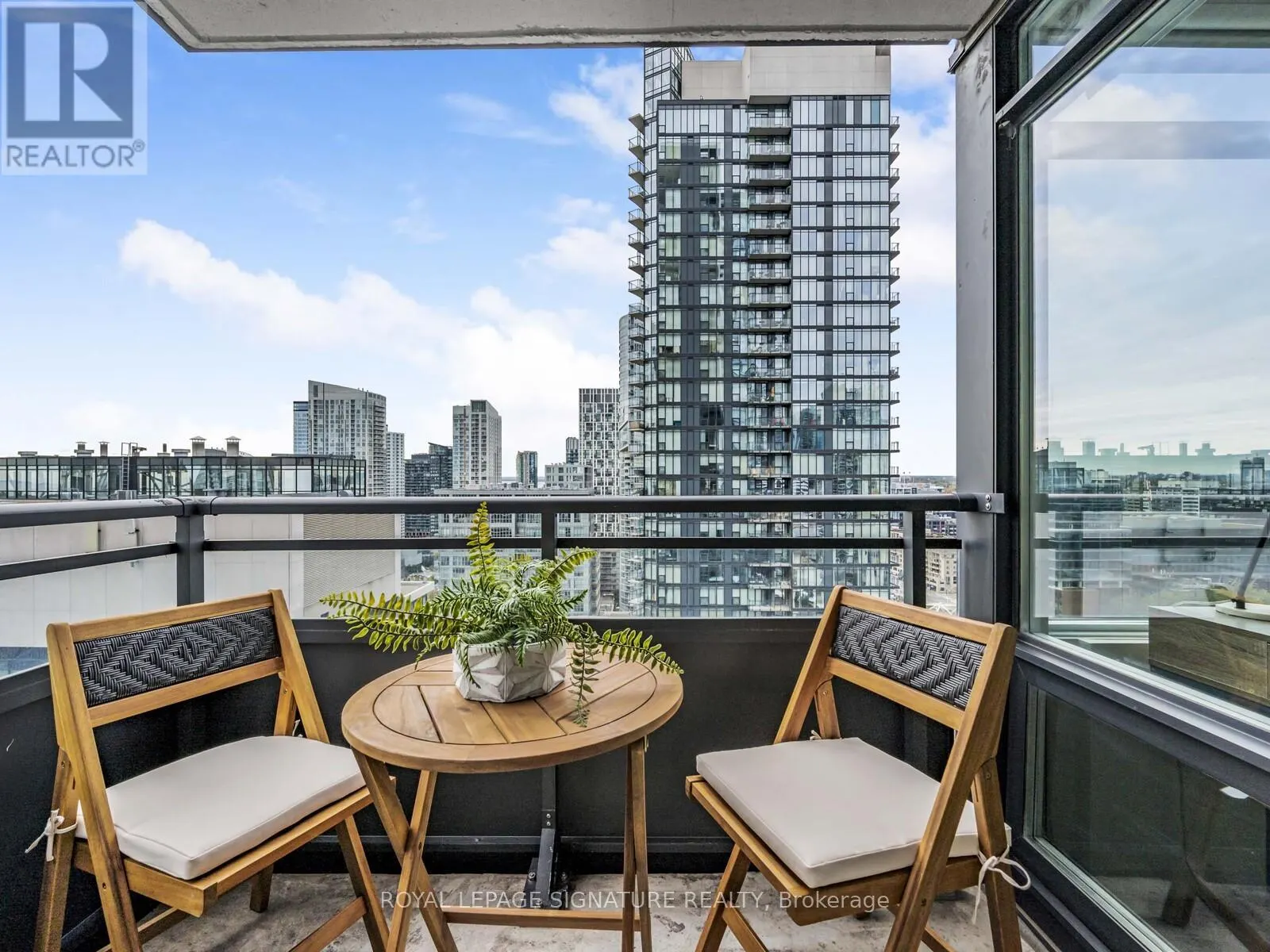 2709 - 25 TELEGRAM MEWS