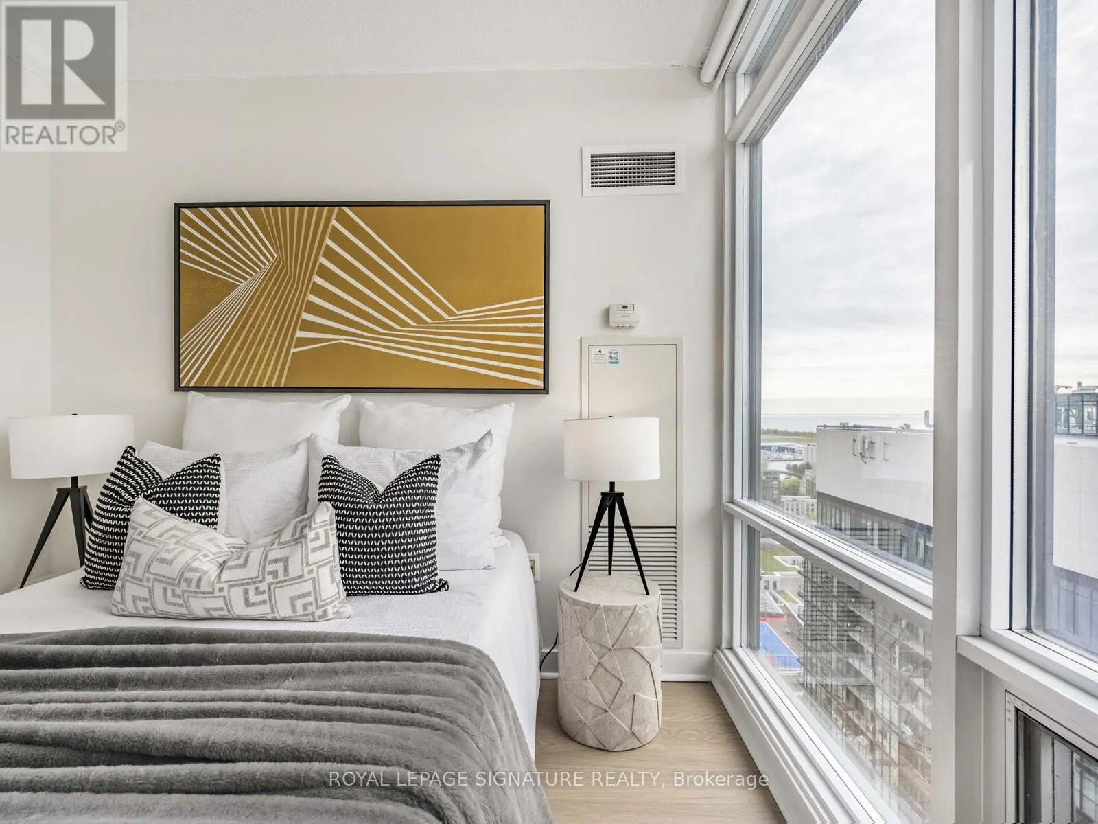 2709 - 25 TELEGRAM MEWS