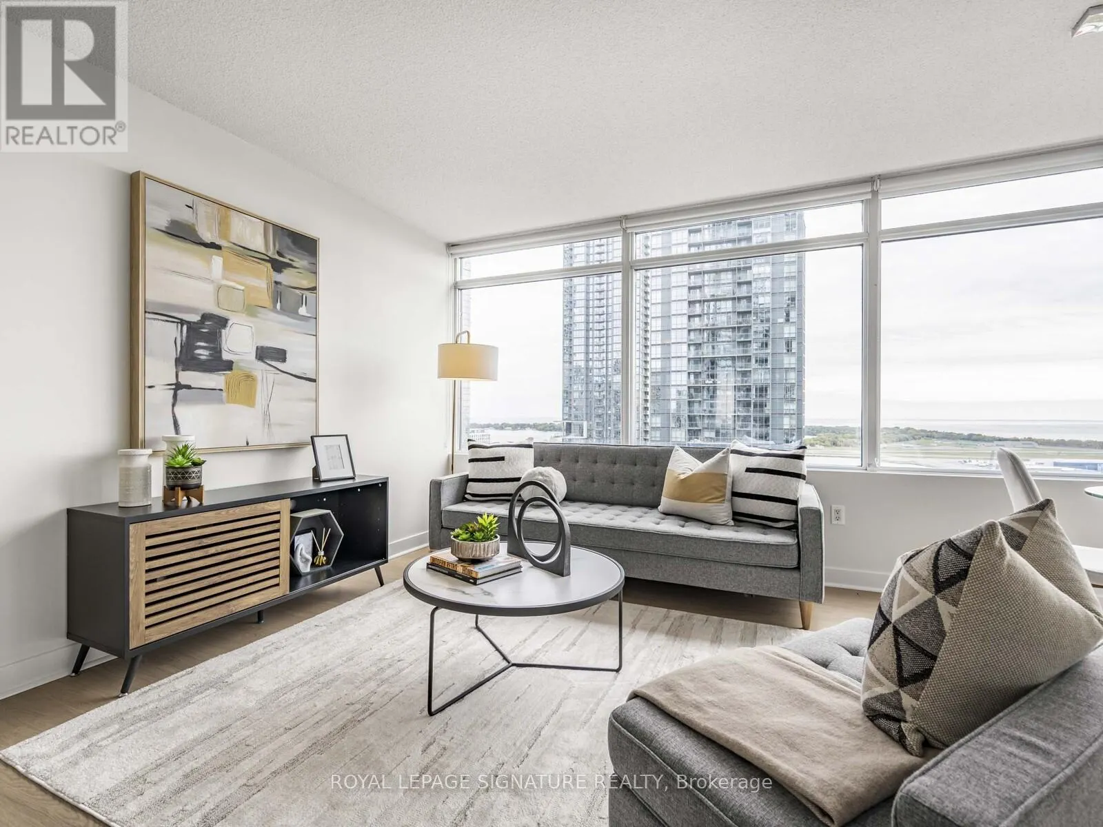 2709 - 25 TELEGRAM MEWS