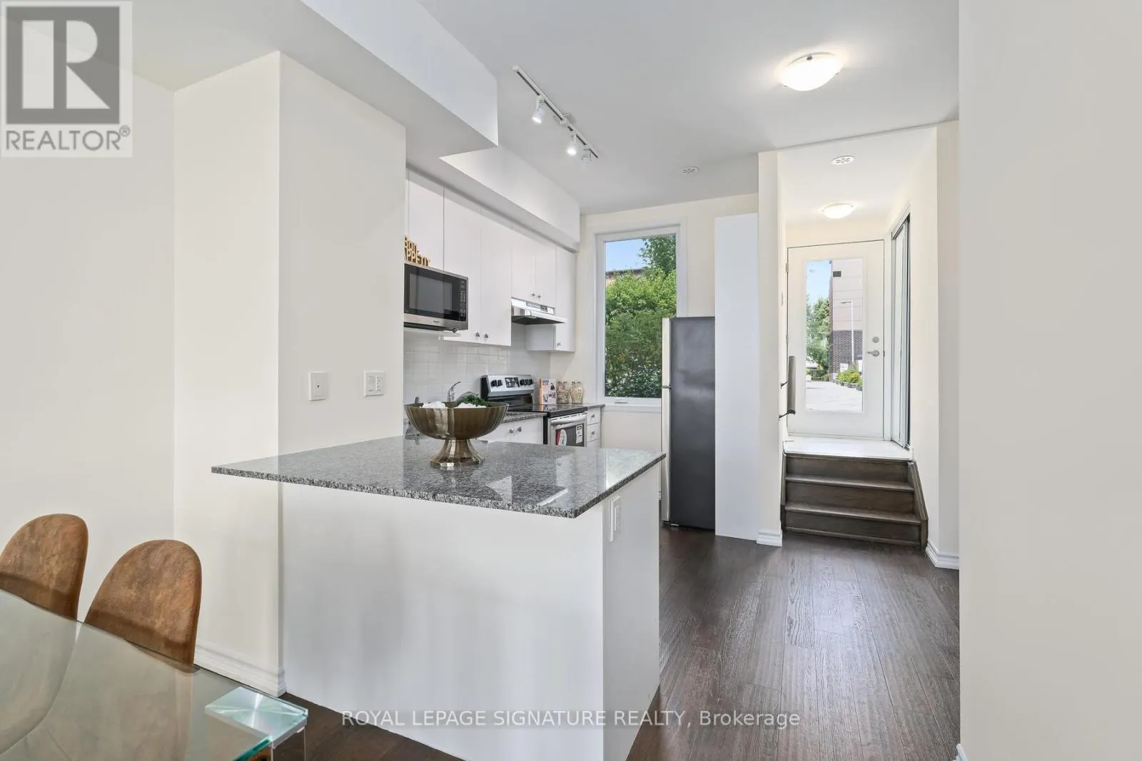 10 CURLEW DRIVE