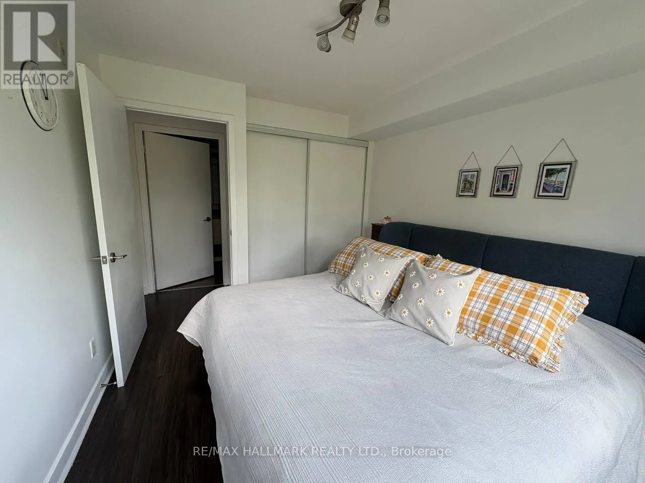 320 - 120 DALLIMORE CIRCLE S