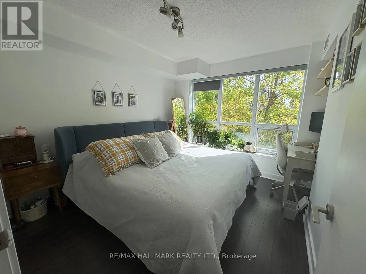 320 - 120 DALLIMORE CIRCLE S