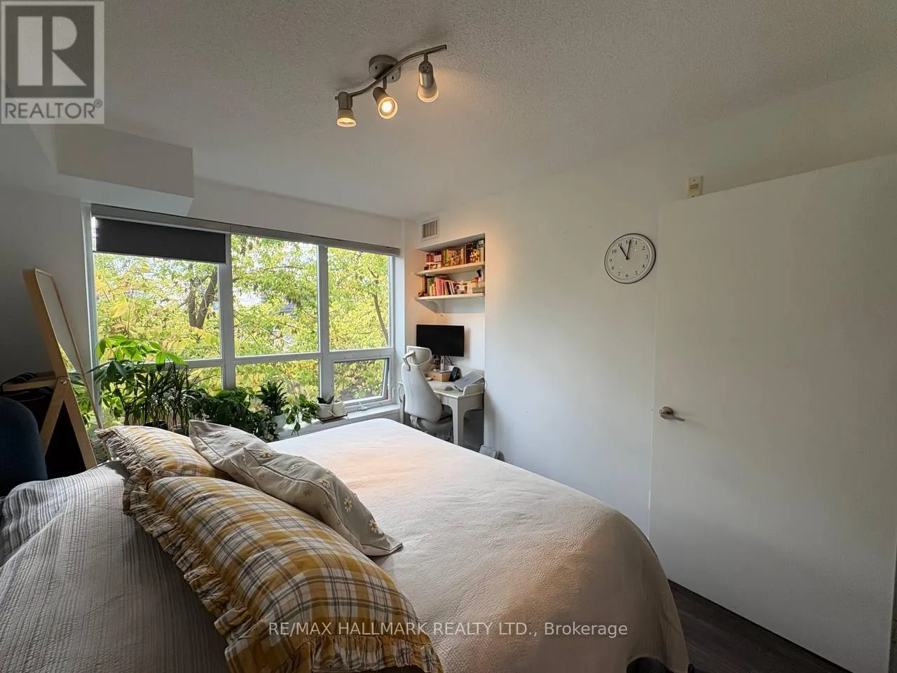 320 - 120 DALLIMORE CIRCLE S